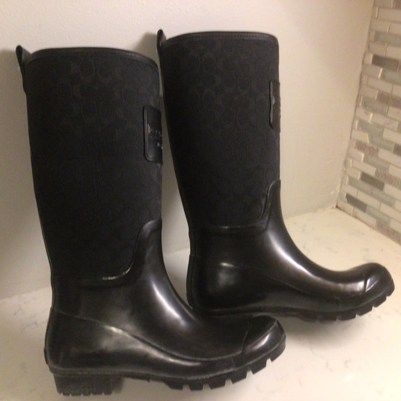 Coach size 6B Pearl Monogram Signature Shiny Rubber Rain/Snow Boots - Picture 3 of 8